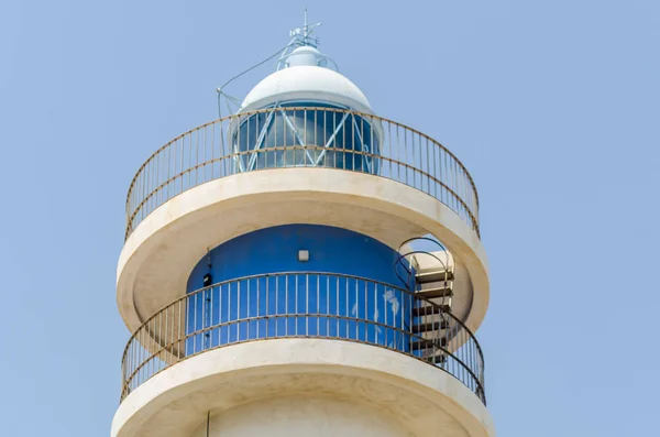 灯台タワーと夏の青空 海上の安全 高い塔の安全な帰還 — ストック写真