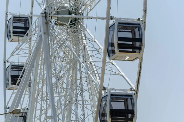 Grande Roue Dans Village Balnéaire Arrière Plan Ciel Bleu Propre — Photo