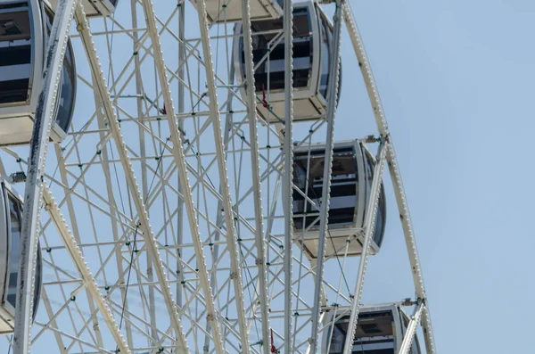 Grande Roue Dans Village Balnéaire Arrière Plan Ciel Bleu Propre — Photo