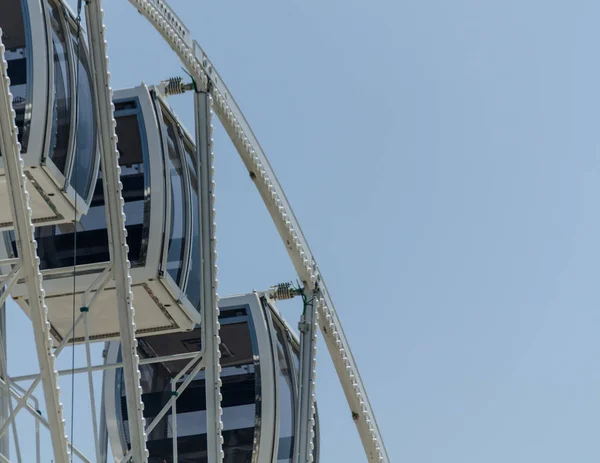 Grande Roue Dans Village Balnéaire Arrière Plan Ciel Bleu Propre — Photo