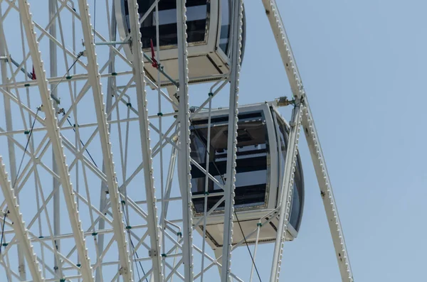 Grande Roue Dans Village Balnéaire Arrière Plan Ciel Bleu Propre — Photo