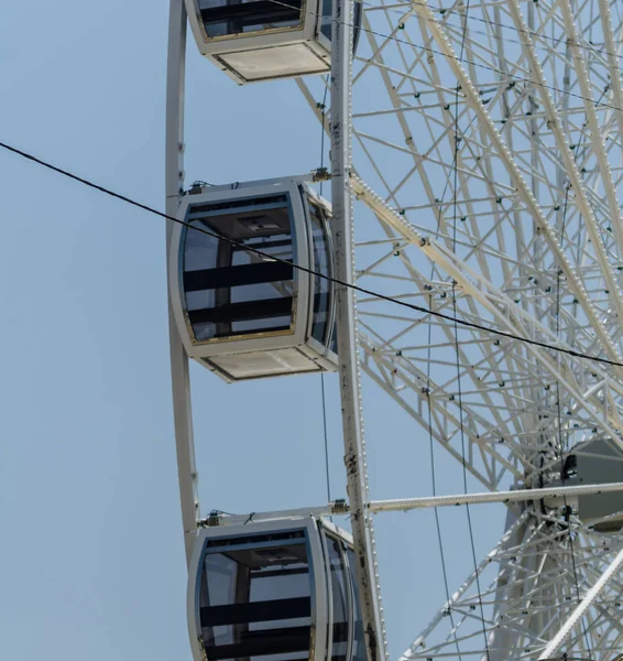 Grande Roue Dans Village Balnéaire Arrière Plan Ciel Bleu Propre — Photo