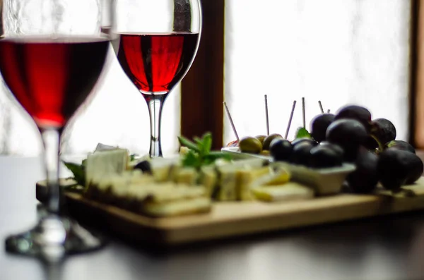 Rotwein Und Verschiedene Käsesorten Auf Einem Holzbrett Köstliche Snacks Gesunde — Stockfoto