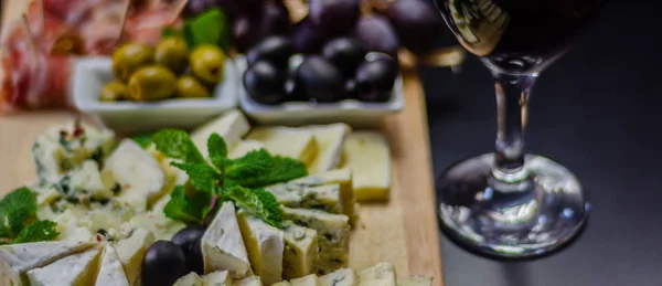 Set Different Cheeses Wooden Board Cheese Board Delicious Snack Healthy — Stock Photo, Image