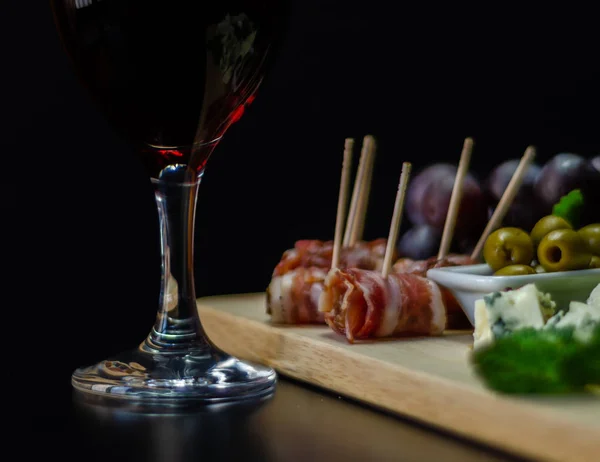 Vinho Tinto Conjunto Queijos Diferentes Uma Tábua Madeira Lanche Delicioso — Fotografia de Stock