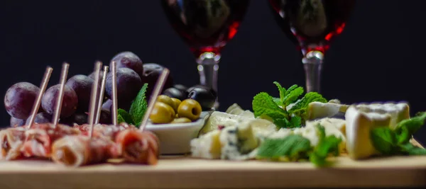 Red Wine Set Different Cheeses Wooden Board Delicious Snack Healthy — Stock Photo, Image