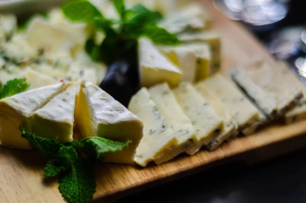 Jogo Queijos Diferentes Uma Tábua Madeira Placa Queijo Refeição Leve — Fotografia de Stock