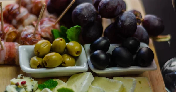 Set Mit Verschiedenen Käsesorten Auf Einem Holzbrett Käsebrett Köstlichen Snacks — Stockfoto