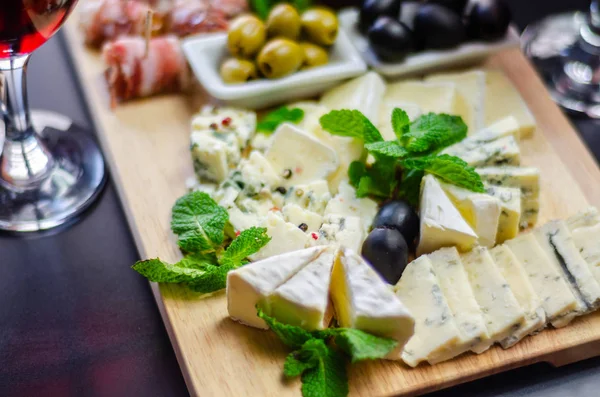 Tahtadaki Farklı Peynirler Peynir Tahtası Lezzetli Atıştırmalıklar Sağlıklı Özel Yemekler — Stok fotoğraf