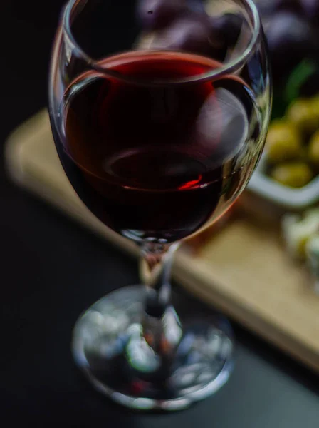 Red Wine Set Different Cheeses Wooden Board Delicious Snack Healthy — Stock Photo, Image