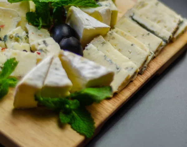 Jogo Queijos Diferentes Uma Tábua Madeira Placa Queijo Refeição Leve — Fotografia de Stock