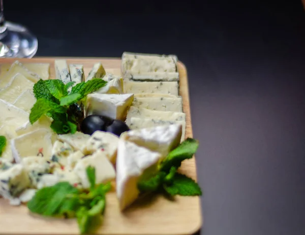 Ensemble Fromages Différents Sur Une Planche Bois Plateau Fromage Délicieuse — Photo