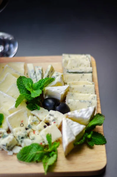 Tahtadaki Farklı Peynirler Peynir Tahtası Lezzetli Atıştırmalıklar Sağlıklı Özel Yemekler — Stok fotoğraf