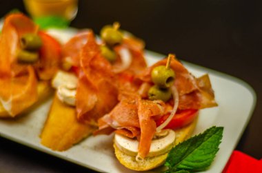 Geleneksel İspanyolca tapas yemek tablo, mini sandviç yemek için ayarla, lezzetli Aperatif meze, gıda