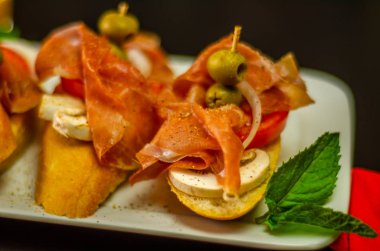 Geleneksel İspanyolca tapas yemek tablo, mini sandviç yemek için ayarla, lezzetli Aperatif meze, gıda