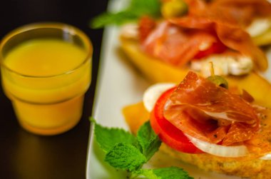 Geleneksel İspanyolca tapas yemek tablo, mini sandviç yemek için ayarla, lezzetli Aperatif meze, gıda