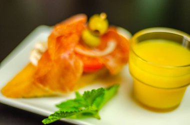 Geleneksel İspanyolca tapas yemek tablo, mini sandviç yemek için ayarla, lezzetli Aperatif meze, gıda