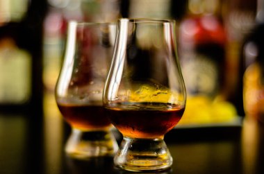 bardak viski buz küpleri ve bar, arka plan üzerinde tuzlu atıştırmalıklar ile parti zamanı