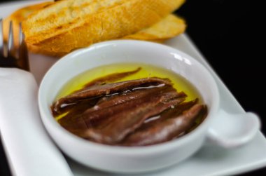 leziz İspanyol Aperatif, taze balık zeytinyağı, Marine kruton, deniz ürünleri tapas hizmet