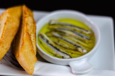 leziz İspanyol Aperatif, taze balık zeytinyağı, Marine kruton, deniz ürünleri tapas hizmet