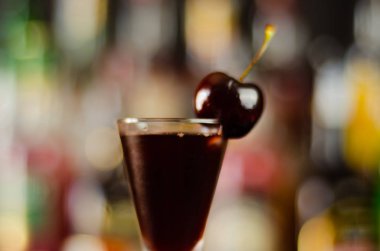 Kiraz likörü ve sulu olgun kiraz bar tablo, tatlı zarif bir porsiyon restoran, geleneksel bir içki içmek