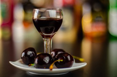 Kiraz likörü ve sulu olgun kiraz bar tablo, tatlı zarif bir porsiyon restoran, geleneksel bir içki içmek