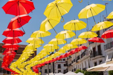 Renkli şemsiyeler kentsel sokak dekorasyon. Mavi gökyüzü, turistik, güneşli gün asılı renkli şemsiyeler
