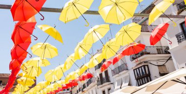 Renkli şemsiyeler kentsel sokak dekorasyon. Mavi gökyüzü, turistik, güneşli gün asılı renkli şemsiyeler