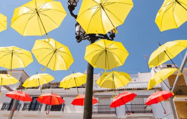 Renkli şemsiyeler kentsel sokak dekorasyon. Mavi gökyüzü, turistik, güneşli gün asılı renkli şemsiyeler