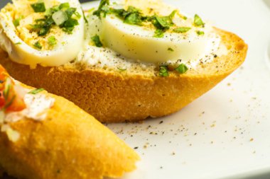 Geleneksel İspanyolca tapas yemek tablo, mini sandviç yemek için ayarla, lezzetli Aperatif meze, gıda