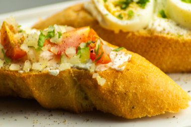 Geleneksel İspanyolca tapas yemek tablo, mini sandviç yemek için ayarla, lezzetli Aperatif meze, gıda