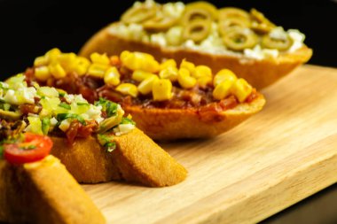 Geleneksel İspanyolca tapas yemek tablo, mini sandviç yemek için ayarla, lezzetli Aperatif meze, gıda