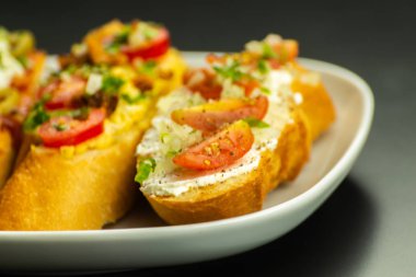 Geleneksel İspanyolca tapas yemek tablo, mini sandviç yemek için ayarla, lezzetli Aperatif meze, gıda