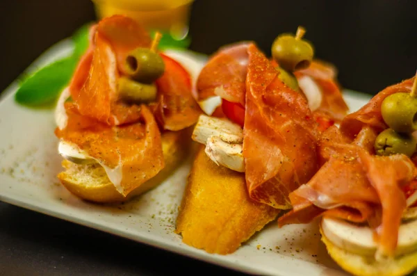 Traditionella Spanska Tapas Lunch Bord Små Smörgåsar Mat Set Läckra — Stockfoto