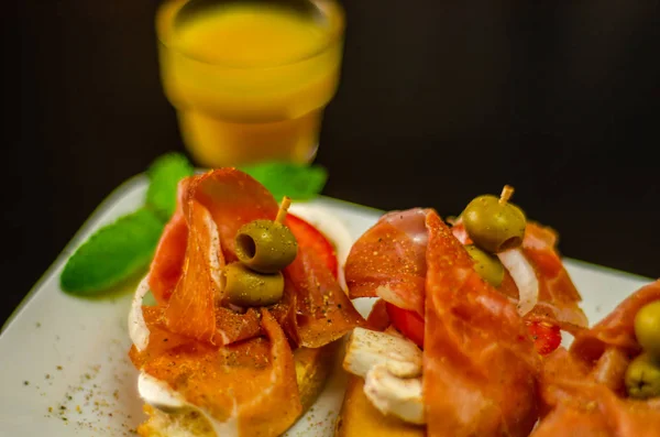 Tapas Tradicionais Espanholas Para Mesa Almoço Mini Sanduíches Conjunto Alimentos — Fotografia de Stock