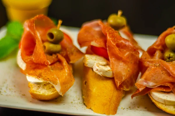 Traditionelle Spanske Tapas Til Frokost Bord Mini Sandwich Mad Sæt - Stock-foto