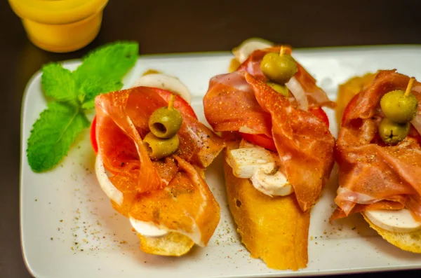 传统的西班牙小吃午餐桌 迷你三明治食品套餐 美味的小吃开胃菜 — 图库照片