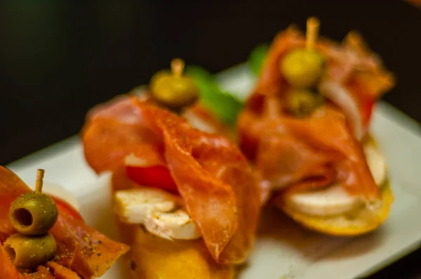 Tapas Tradicionais Espanholas Para Mesa Almoço Mini Sanduíches Conjunto Alimentos — Fotografia de Stock