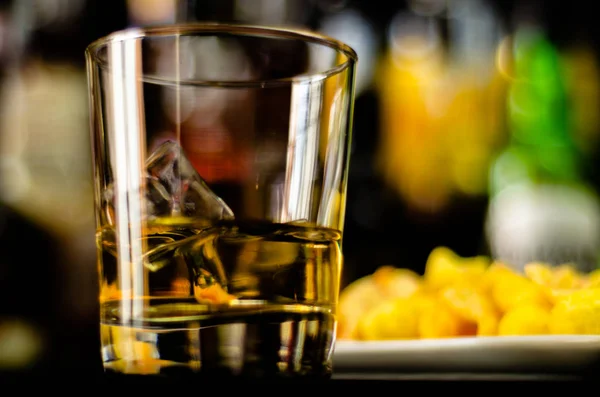 Glas Whisky Met Ijsblokjes Zoute Snacks Achtergrond Van Balk Feest — Stockfoto