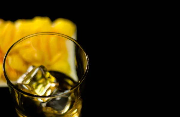 Pohár Whiskyt Jégkockák Sós Harapnivalókat Háttérben Bár Buli — Stock Fotó