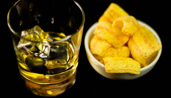 Bicchiere Whisky Con Cubetti Ghiaccio Snack Salati Sullo Sfondo Del — Foto Stock