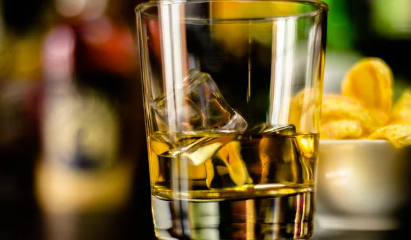 Verre Whisky Avec Glaçons Collations Salées Sur Fond Bar Temps — Photo