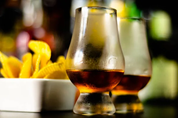 Glas Whisky Met Ijsblokjes Zoute Snacks Achtergrond Van Balk Feest — Stockfoto