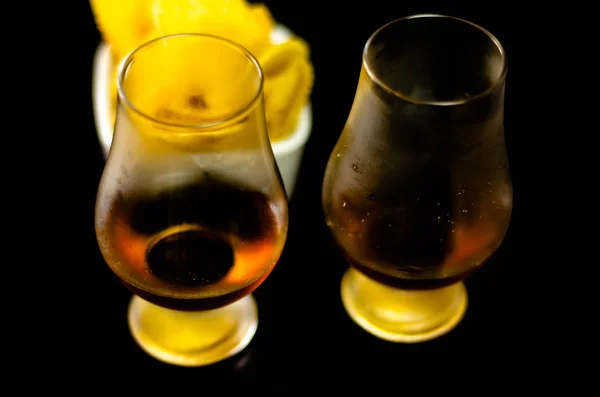 Glas Whisky Mit Eiswürfeln Und Salzigen Snacks Auf Dem Hintergrund — Stockfoto