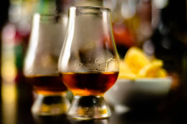一杯威士忌与冰块和咸味小吃的背景上的酒吧 党的时间 — 图库照片