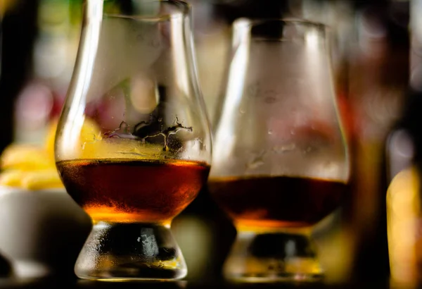 Bicchiere Whisky Con Cubetti Ghiaccio Snack Salati Sullo Sfondo Del — Foto Stock
