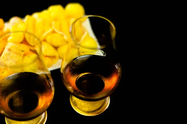 Vaso Whisky Con Cubitos Hielo Aperitivos Salados Fondo Barra Tiempo — Foto de Stock