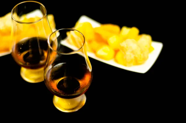 Glas Whisky Mit Eiswürfeln Und Salzigen Snacks Auf Dem Hintergrund — Stockfoto