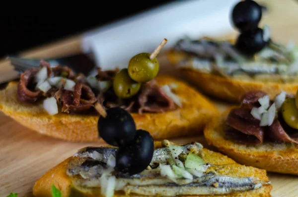 西班牙海鲜小吃 迷你三明治食品套餐 美味的小吃开胃菜 — 图库照片