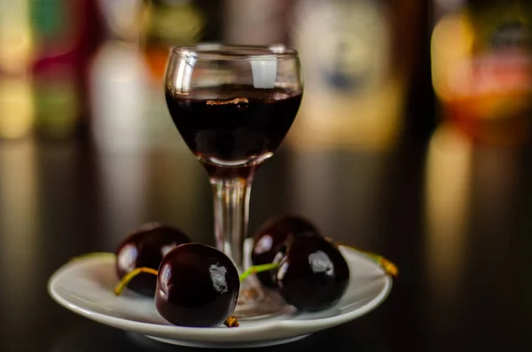 Licor Cereza Jugosas Cerezas Maduras Sobre Mesa Bar Una Elegante — Foto de Stock